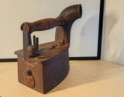 Antyczne, zabytkowe żelazko węglowe z kominem/duże, ciężkie - 4 kg.