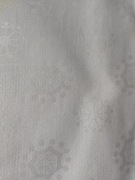 Biały obrus wytłaczany kwiaty wzory