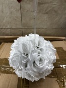 Sztuczna kula z białych róż o średnicy około 20 cm