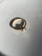 Pierścionek pozłacany z czarnym kamieniem