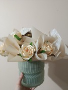 Wazon typu box z różami z wstążki 