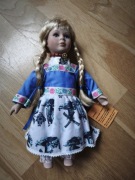 Kolekcjonerska lalka porcelanowa 26 cm – Tradycyjny strój holenderski