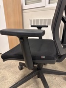 Krzesło biurowe Bejot z zagłówkiem i oparciem z siatki.