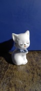 Porcelanowy kotek z kokardką
