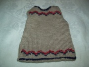 SUKIENKA Z WŁÓCZKI BEZ RĘKAWÓW DLA LALEK, HAFTOWANA Z PRL-u