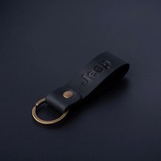 Skórzany brelok do kluczy Jeep, wykonany z wysokiej jakości skóry. Czarny. 