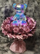 Prezent z misiem LED, różami mydlanymi i Lindt – efekt WOW