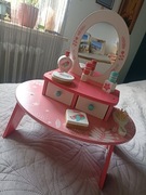 Drewniana toaletka z akcesoriami 