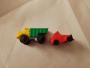 stare zabawki z kinderek plastikowe autka lata około 1995 - 2 szt.