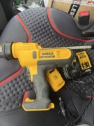 Wyciskacz do silikonu kleju dewalt DCE560
