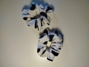 Gumka scrunchies S biała w czarne grochy