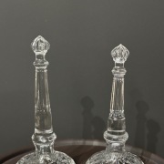 Dwa szklane uchwyty na perukę/kapelusz,