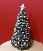 Choinka ze szyszek 30 cm – biała dekoracja stołu, rustykalna