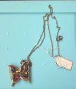 Motyl ciemny naszyjnik – złote drobinki, elegancka zawieszka,