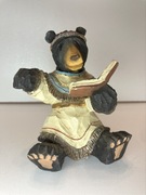 figurka niedźwiedzica w indianskim stroju, czytająca książeczkę, vintage