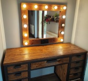 Lustro do wizażu w stylu industrialnym