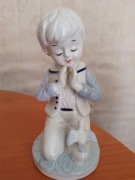 Figurka chłopca z gołąbkiem 