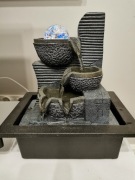 Fontanna pokojowa z kulą LED