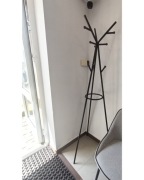 Sprzedam czarny, metalowy wieszak stojący na ubrania.