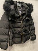 % GUESS Kurtka Zimowa Z Kaczym Puchem Pierzem Czarna Złote Elementy Nowa M