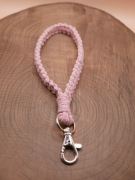Makramowy brelok do kluczy, do torebki różowy rękodzieło handmade