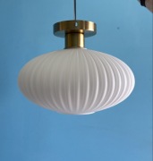 Lampa sufitowa mleczne szkło miedziana vintage plafon