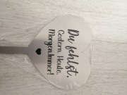 Ozdoba nagrobna na grób serce na patyku w kwiaty wazon cmentarz trawnik 