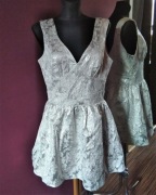 Kremowo srebrna sukienka Lipsy a'la Marylin Monroe