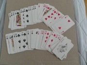 Polecam dwie talie kart po 54 sztuki w talii. Stan idealny.