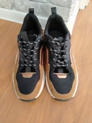 WJS sneakersy damskie ze złotymi elementami.