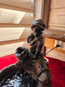 Dekoracyjna fontanna stołowa kobieta z dzbanem