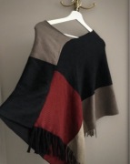 geometryczne poncho z frędzlami w stylu retro The Scarf Giraffe