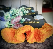 Pluszowa, kolorowa scrunchie - szydełkowa gumka do włosów