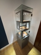 Nowoczesna gablota ekspozycyjna LED – szkło + drewno – elegancka witryna.