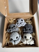 Zestaw 5 breloczków zrobionych na szydełku.