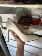 Białe satynowe szpilki Catwalk