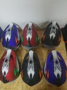 KASK uniwersalny 69 czerwony niebieski zielony L/M