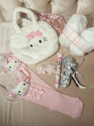 Pluszowy zestaw Hello Kitty torebka nauszniki skarpetki zegarek spinki