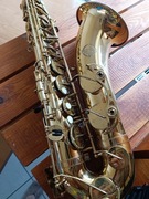Saksofon tenorowy.