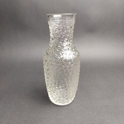 Bezbarwny wazonik ''Lodowy grys'' pochodzący z Huty Szkła Prądniczanka.