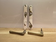 Stare mosiężne klamki plus szyldy do drzwi