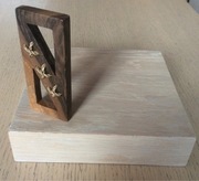 wisior z drewna orzechowego 