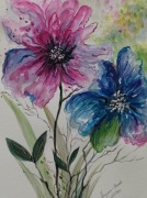 Akwarela z niebiesko-fioletowymi kwiatami.