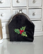 Portmonetka welurowa damska Ostrokrzew, haftowana ręcznie, handmade