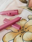 Konturówka do ust z temperówką różowa kredka do ust precyzyjna