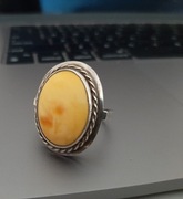 Stary pierścień z bursztynem 