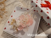 Broszka ekskluzywna biało- różowy kwiat 