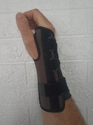 Orteza stabilizująca z szyną na nadgarstek prawy.