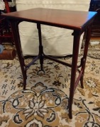 Przedwojenny stolik Thonet po renowacji 