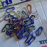 Zestaw 40 małych karabinczyków 